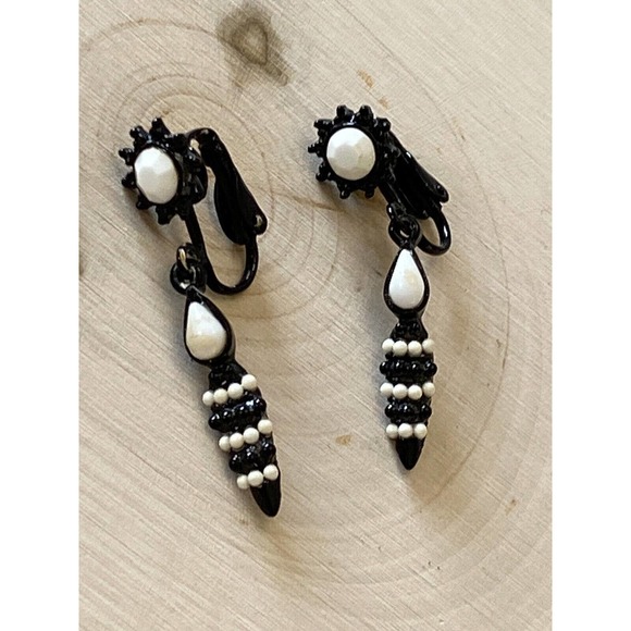 retro vintage clip on beaded drop earrings black white - Picture 5 of 7